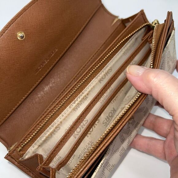 Michael Kors Jet Set Slim Flap Wallet Vanilla Monogram Leather - Picture 4 of 8